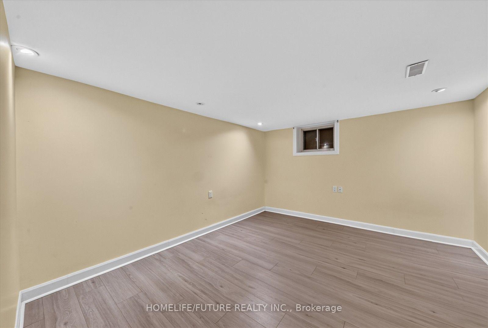 Photo 28 of 46 Stamford Square N, Scarborough, Clairlea-Birchmount — HOMEH