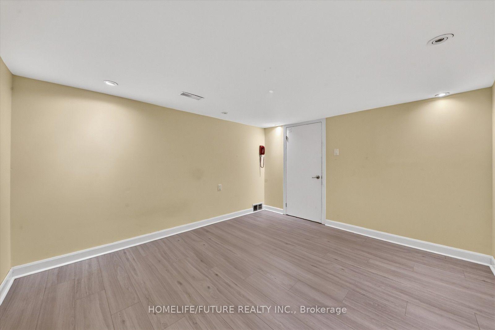 Photo 29 of 46 Stamford Square N, Scarborough, Clairlea-Birchmount — HOMEH
