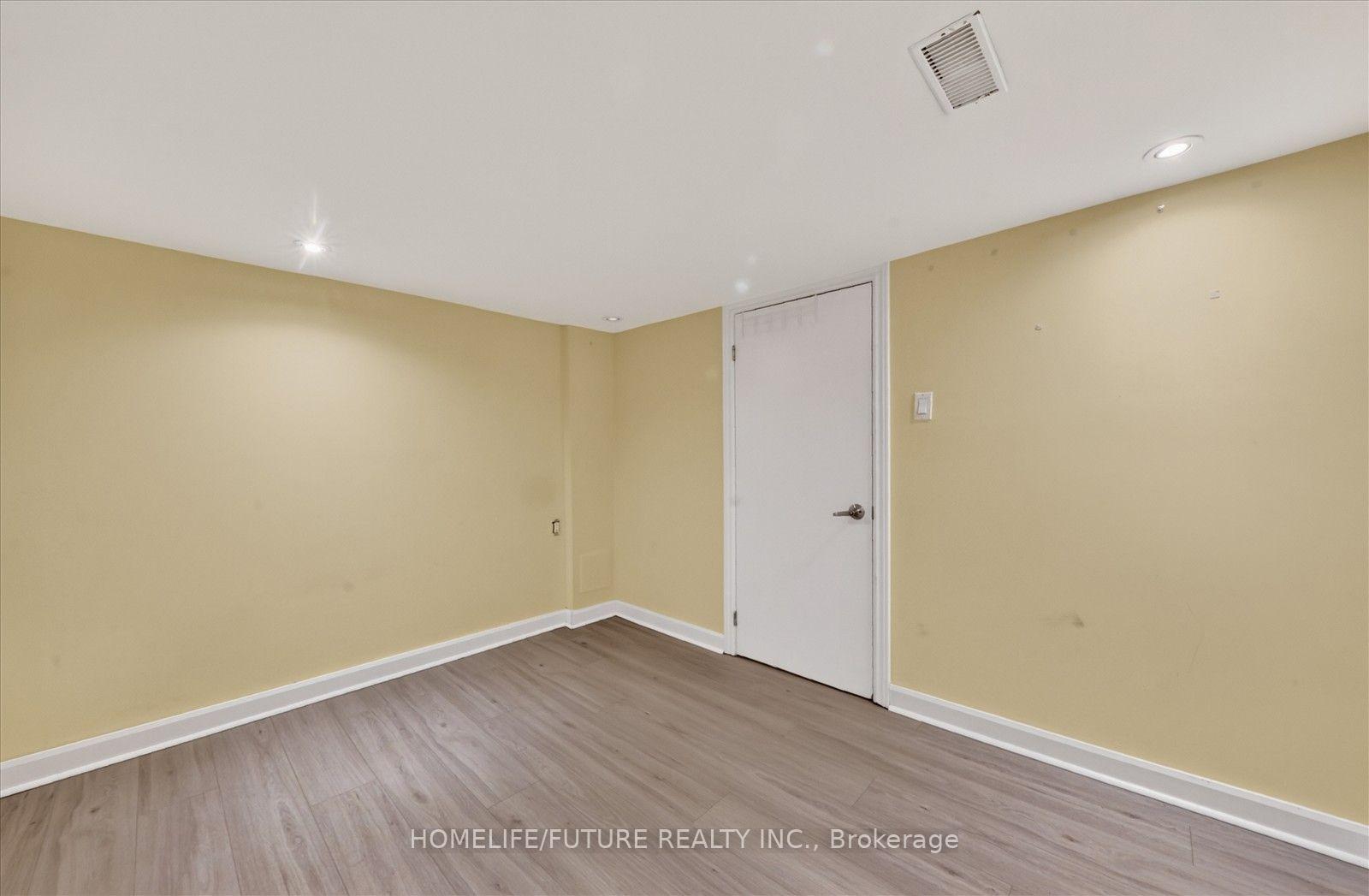 Photo 31 of 46 Stamford Square N, Scarborough, Clairlea-Birchmount — HOMEH
