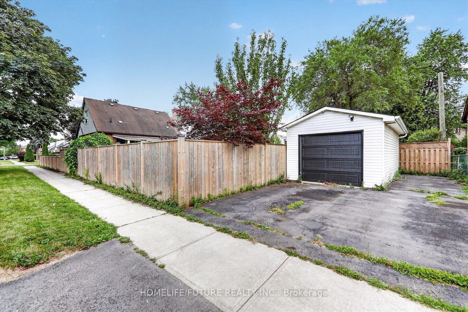 Photo 38 of 46 Stamford Square N, Scarborough, Clairlea-Birchmount — HOMEH