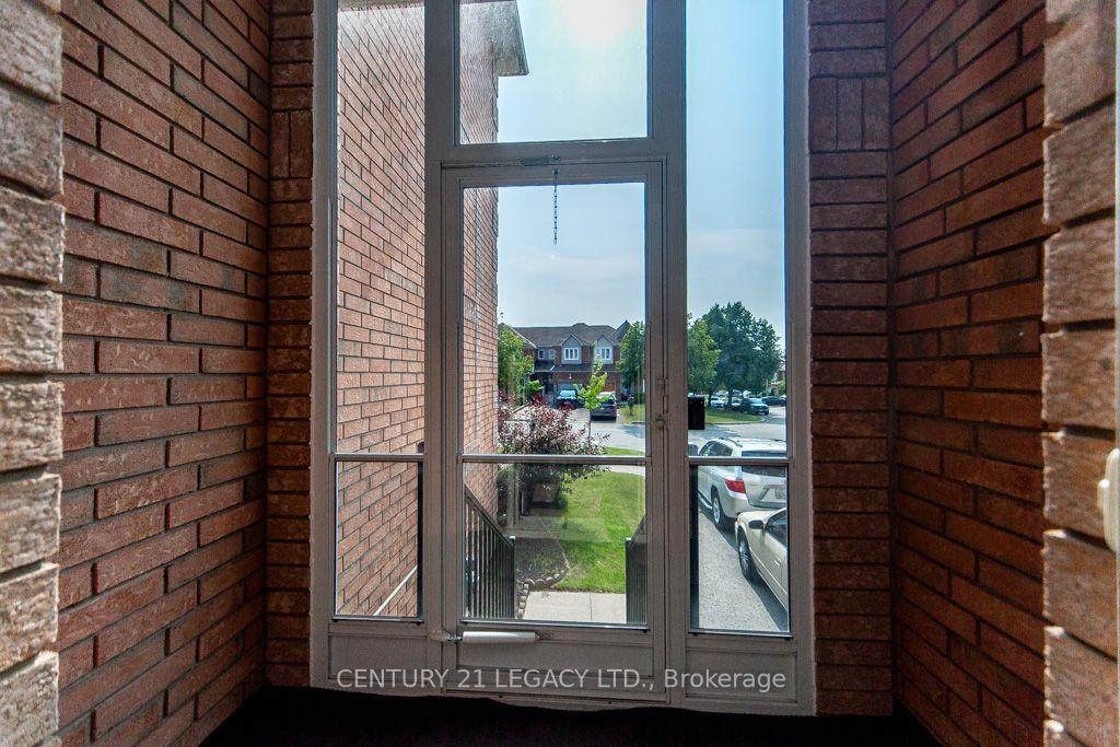 Photo 5 of 20 Twigg Drive, Ajax, Central — HOMEH
