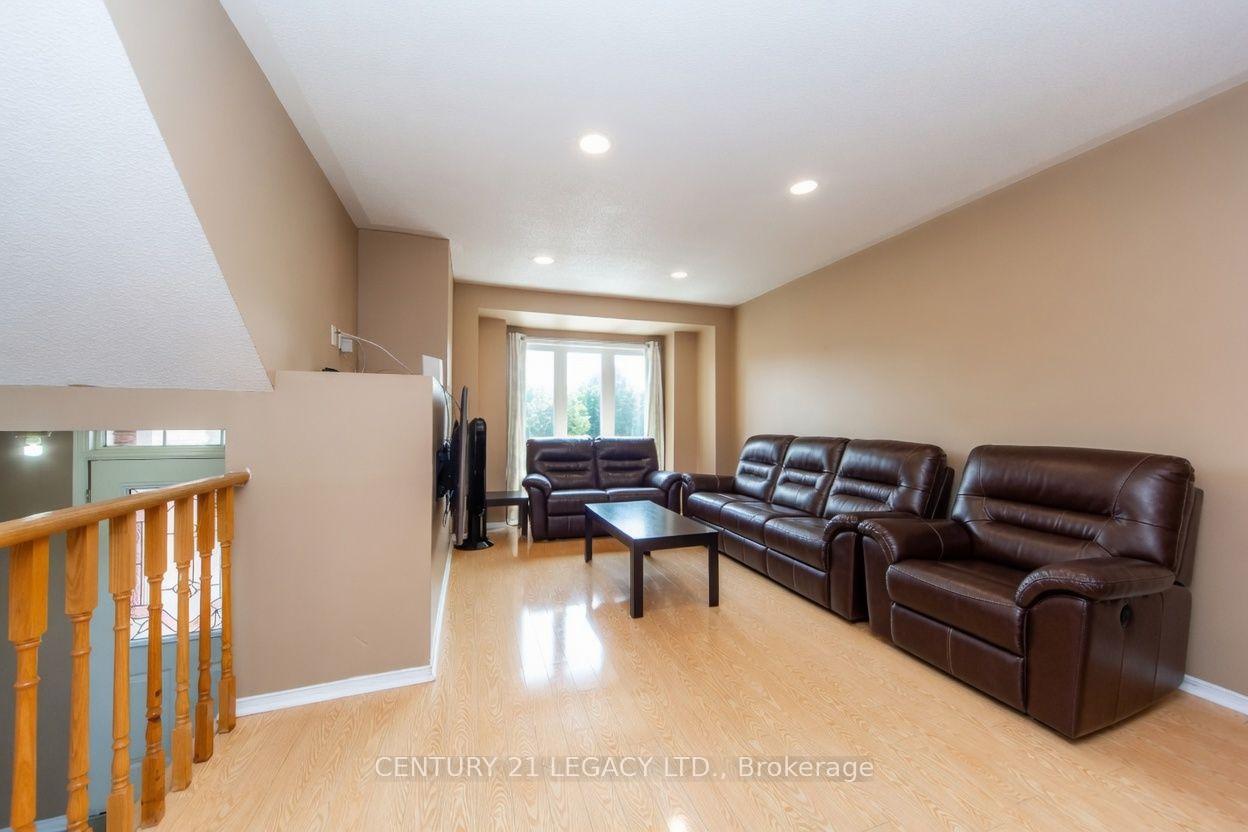 Photo 8 of 20 Twigg Drive, Ajax, Central — HOMEH