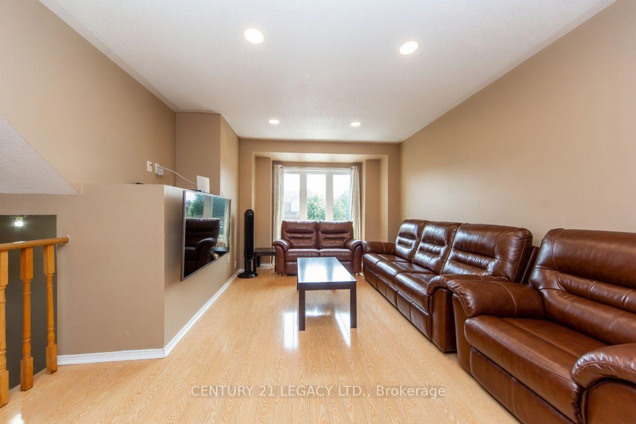 Photo 9 of 20 Twigg Drive, Ajax, Central — HOMEH