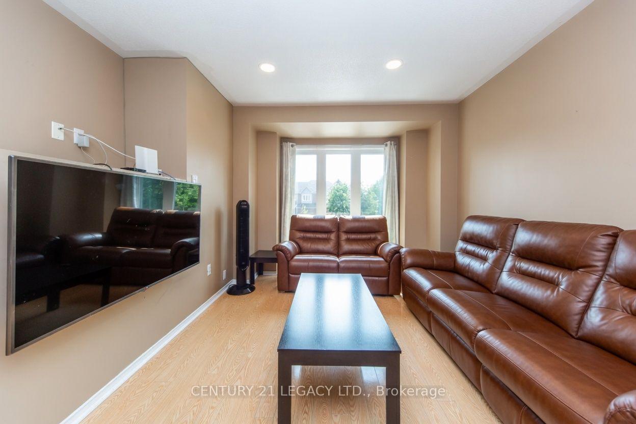 Photo 11 of 20 Twigg Drive, Ajax, Central — HOMEH
