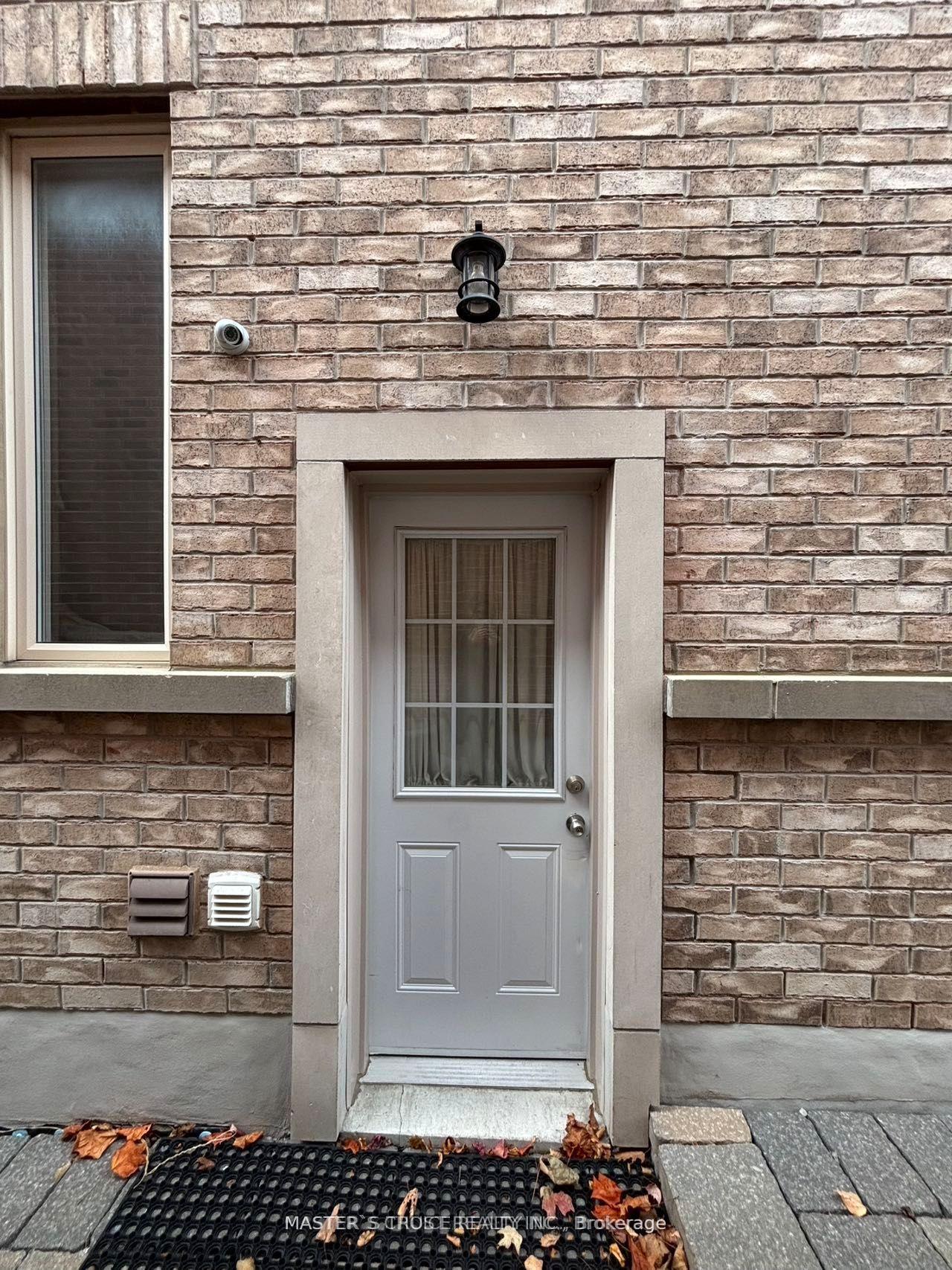 Front of 206 aspenwood dr