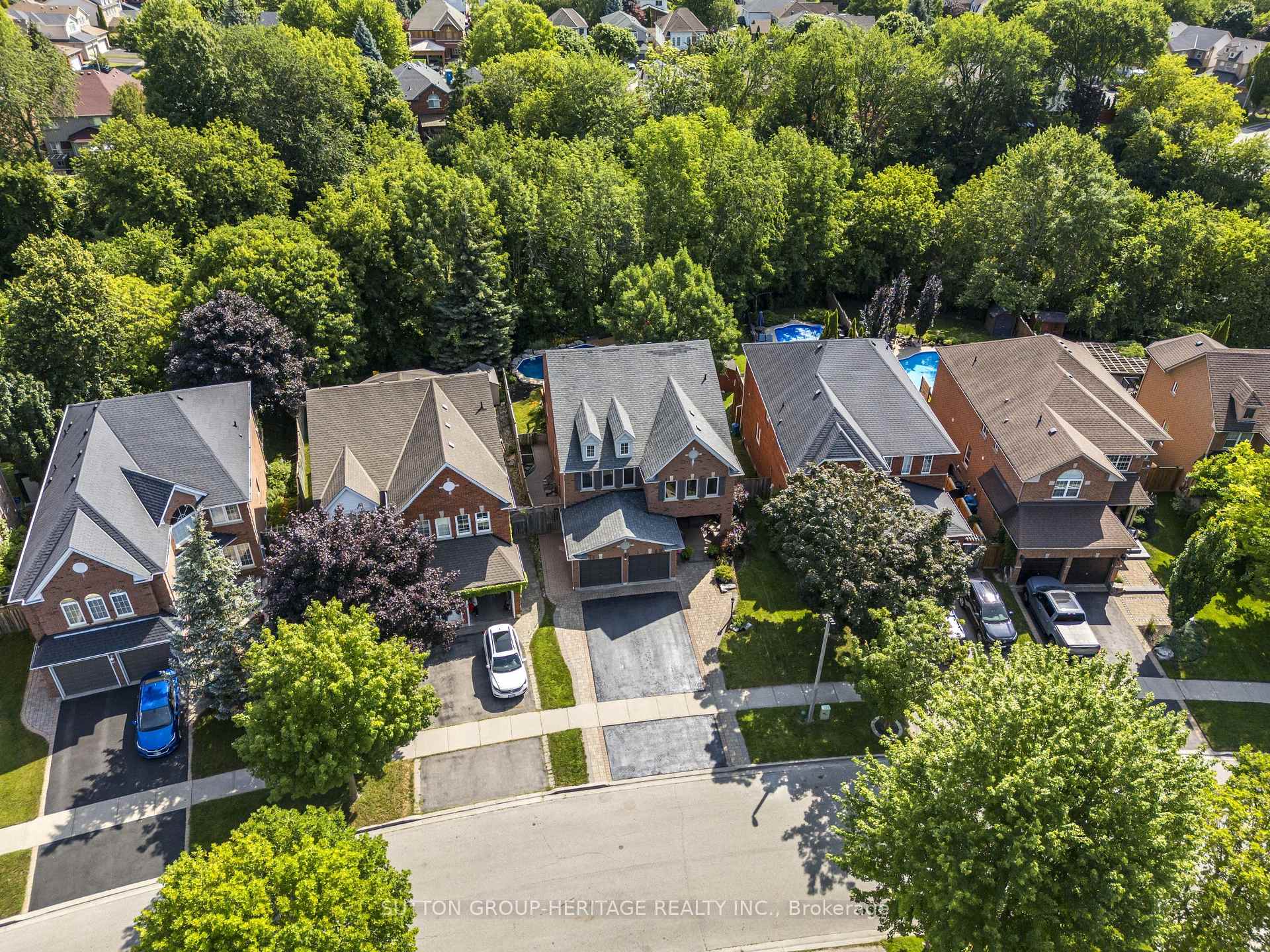 Photo 2 of 103 Gartshore Drive, Whitby, Williamsburg — HOMEH