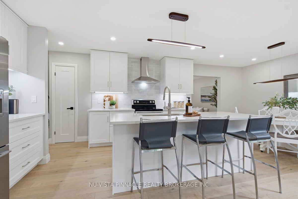 Photo 11 of 59 Kinnear Crescent, London, South M — HOMEH