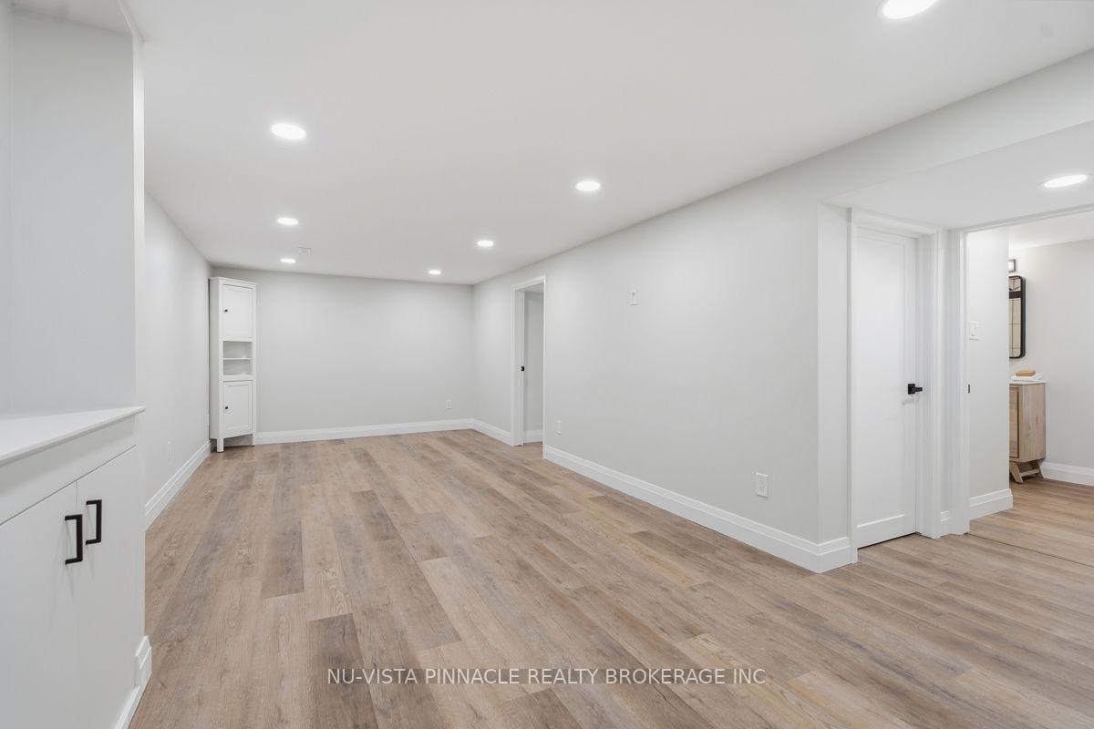 Photo 32 of 59 Kinnear Crescent, London, South M — HOMEH