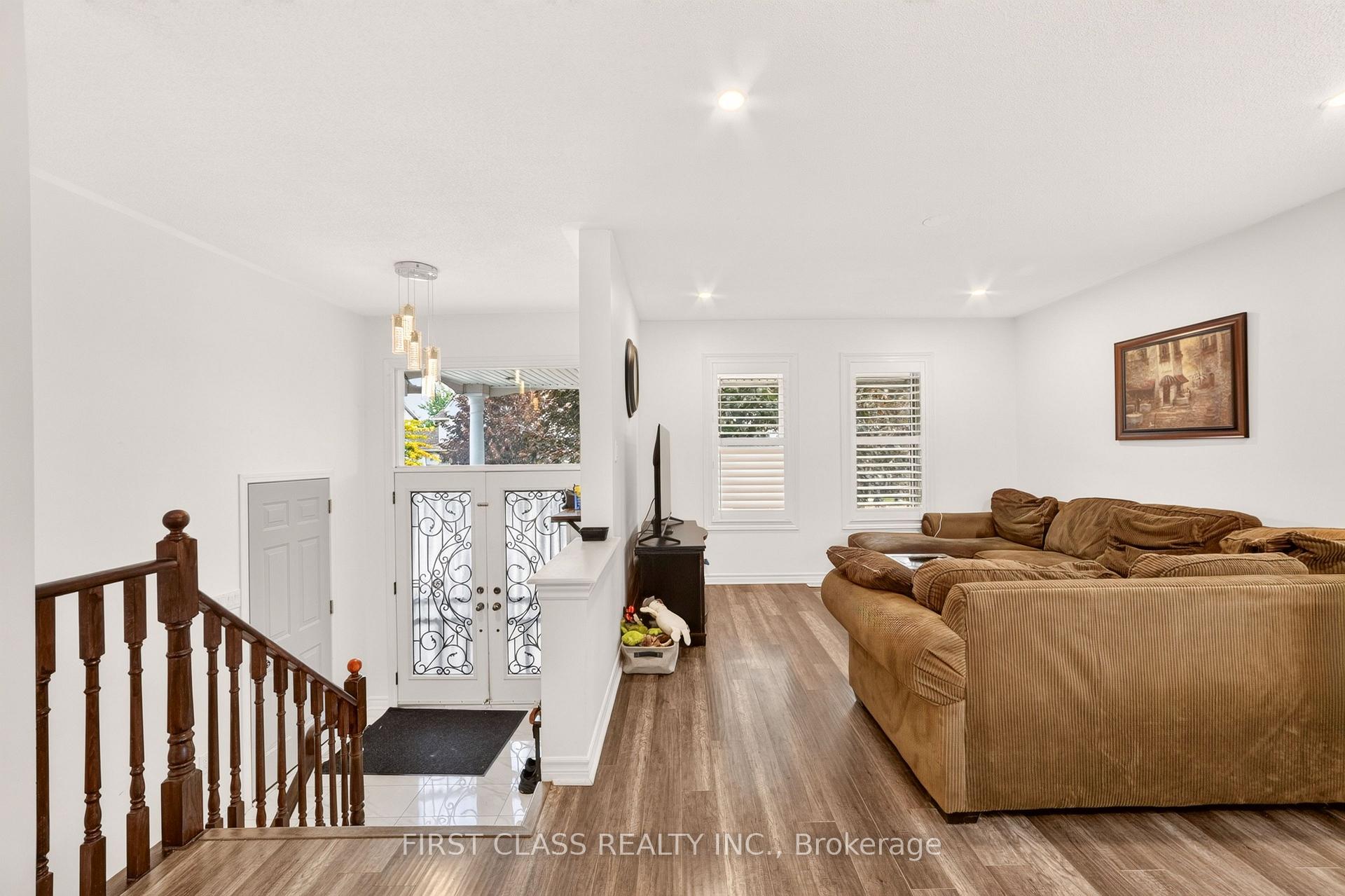 Photo 3 of 115 Succession Crescent, Barrie, Innis-Shore — HOMEH