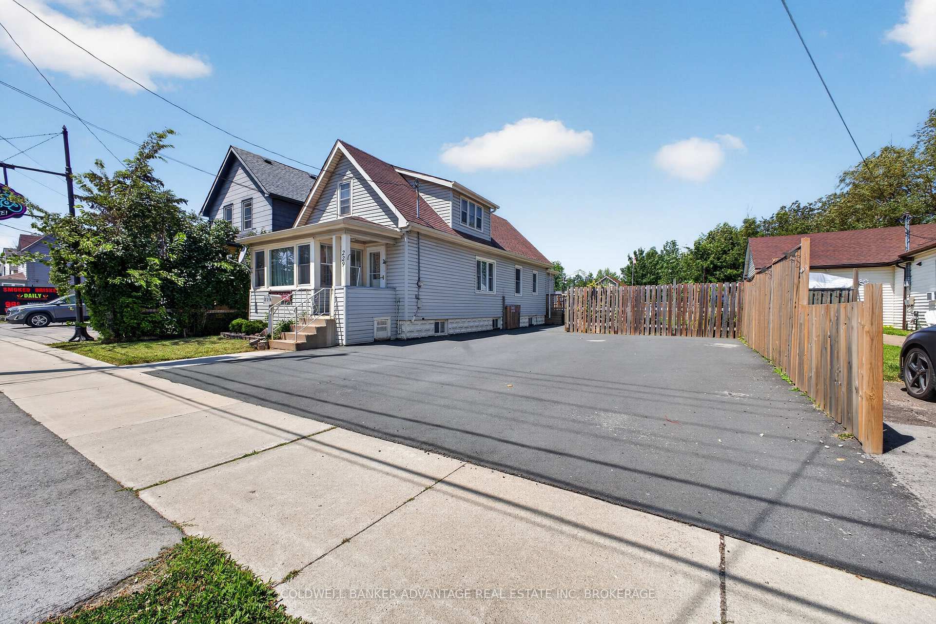 Photo 3 of 229 Broadway Avenue, Welland, Broadway — HOMEH