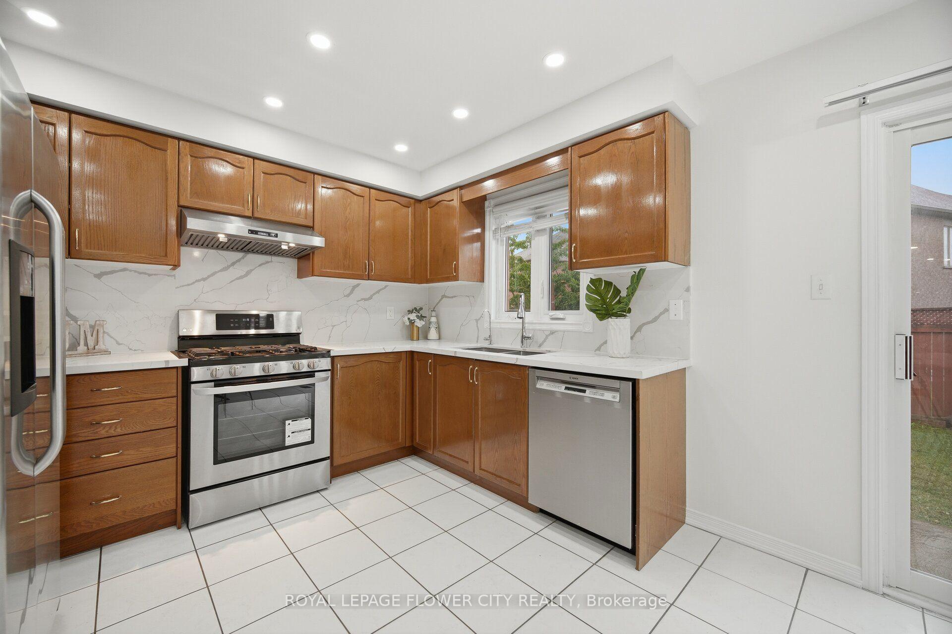 Photo 13 of 25 Skylar Circle, Brampton, Bram East — HOMEH
