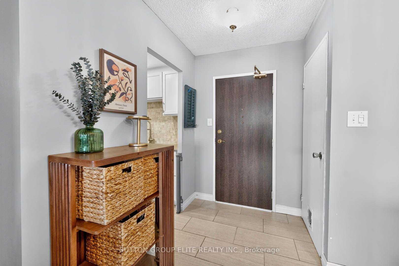 Photo 2 of Unit 2010, 820 Burnhamthorpe Road, Etobicoke, Markland Wood — HOMEH