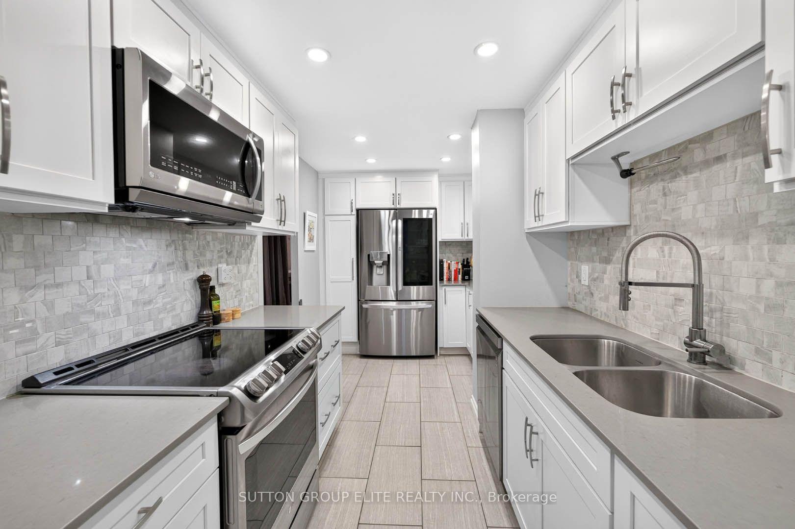 Photo 12 of Unit 2010, 820 Burnhamthorpe Road, Etobicoke, Markland Wood — HOMEH