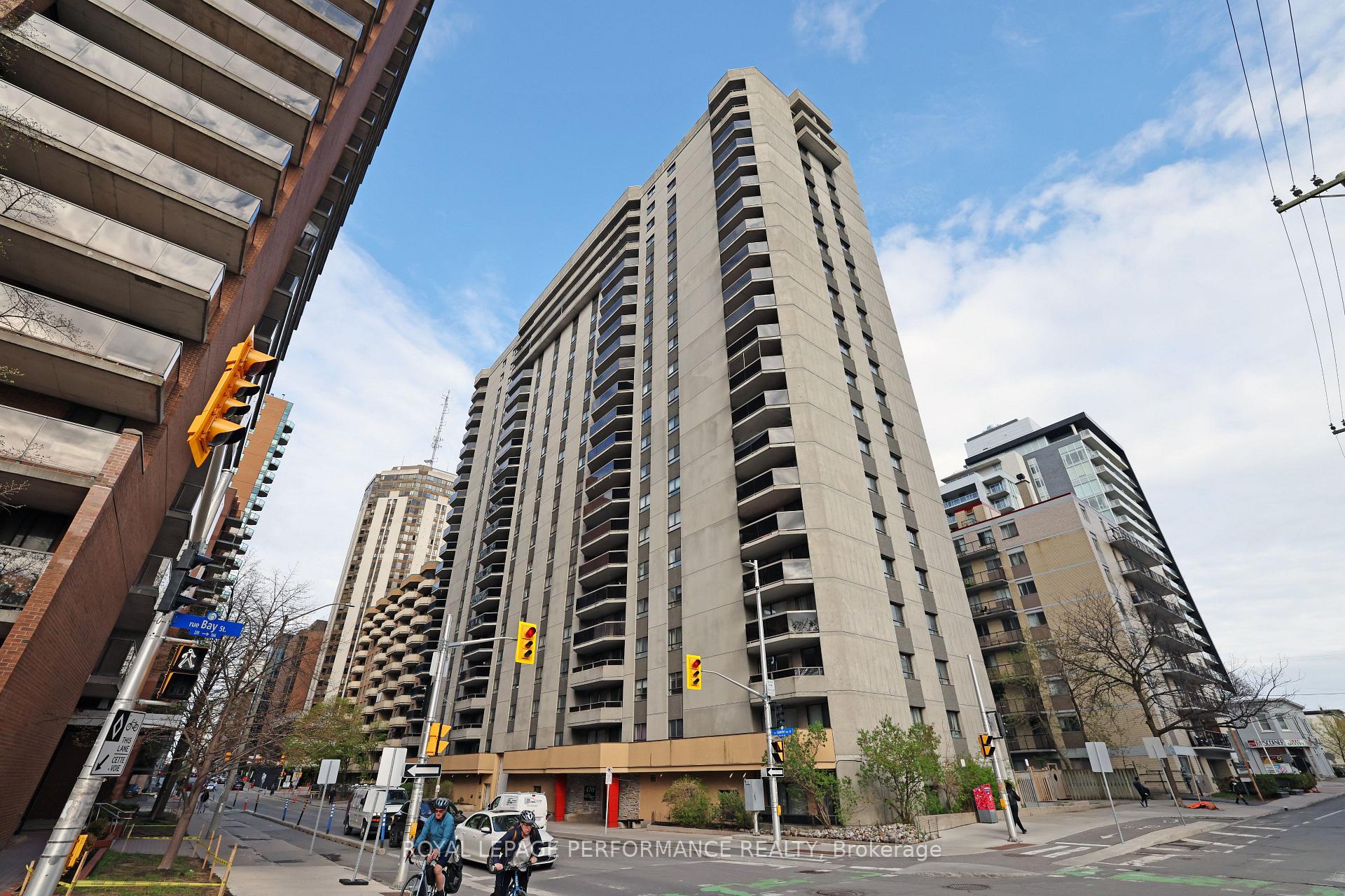 Front of Unit 1701, 470 Laurier Avenue W