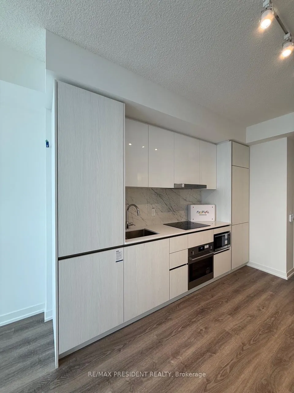 Photo 4 of Unit 5108, 8 Interchange Way, Vaughan, Vaughan Corporate Centre — HOMEH