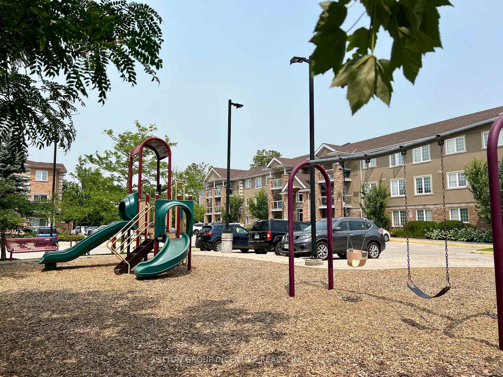 Photo 3 of Unit Unit#5, 137 Sydenham Wells, Barrie, Georgian Drive — HOMEH