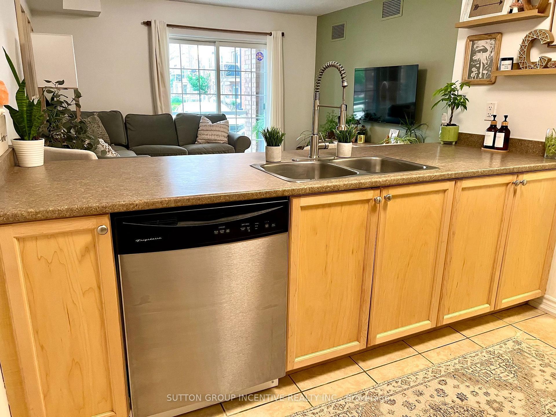 Photo 17 of Unit Unit#5, 137 Sydenham Wells, Barrie, Georgian Drive — HOMEH