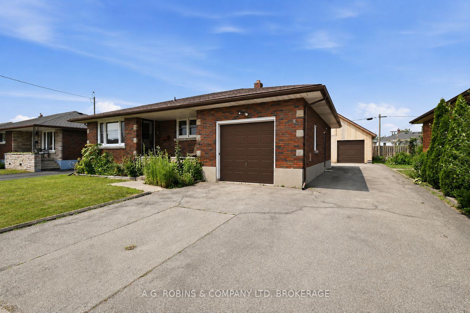 Photo 2 of 140 Classic Avenue, Welland, Lincoln/Crowland — HOMEH
