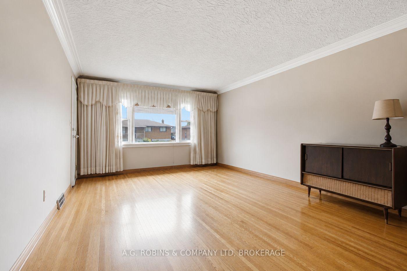Photo 12 of 140 Classic Avenue, Welland, Lincoln/Crowland — HOMEH