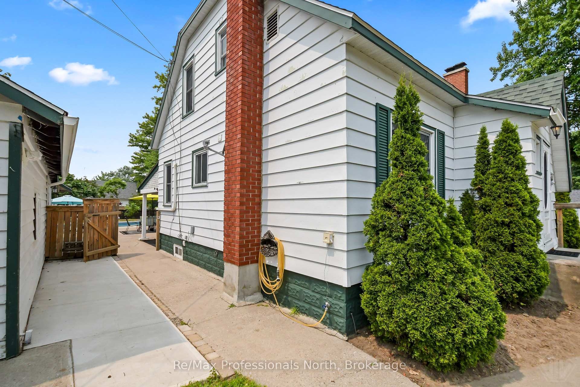 Photo 2 of 695 John Street N, Gravenhurst, Muskoka (S) — HOMEH