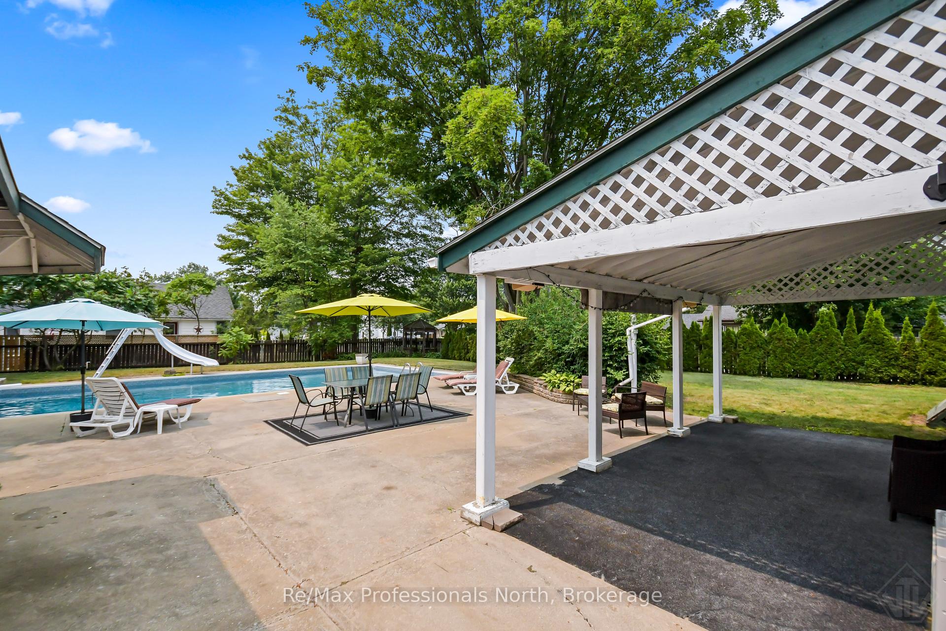 Photo 3 of 695 John Street N, Gravenhurst, Muskoka (S) — HOMEH