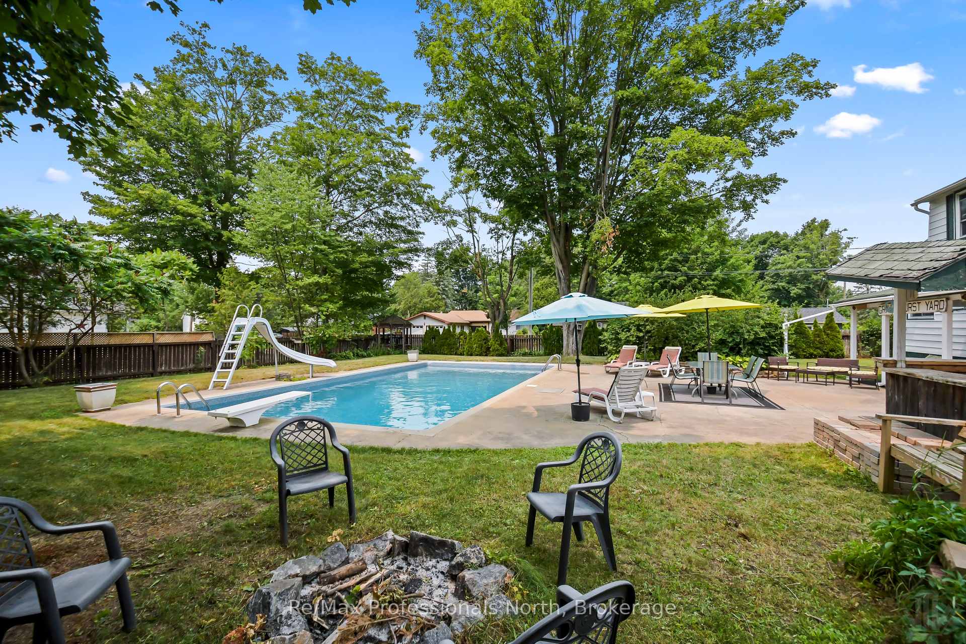 Photo 5 of 695 John Street N, Gravenhurst, Muskoka (S) — HOMEH