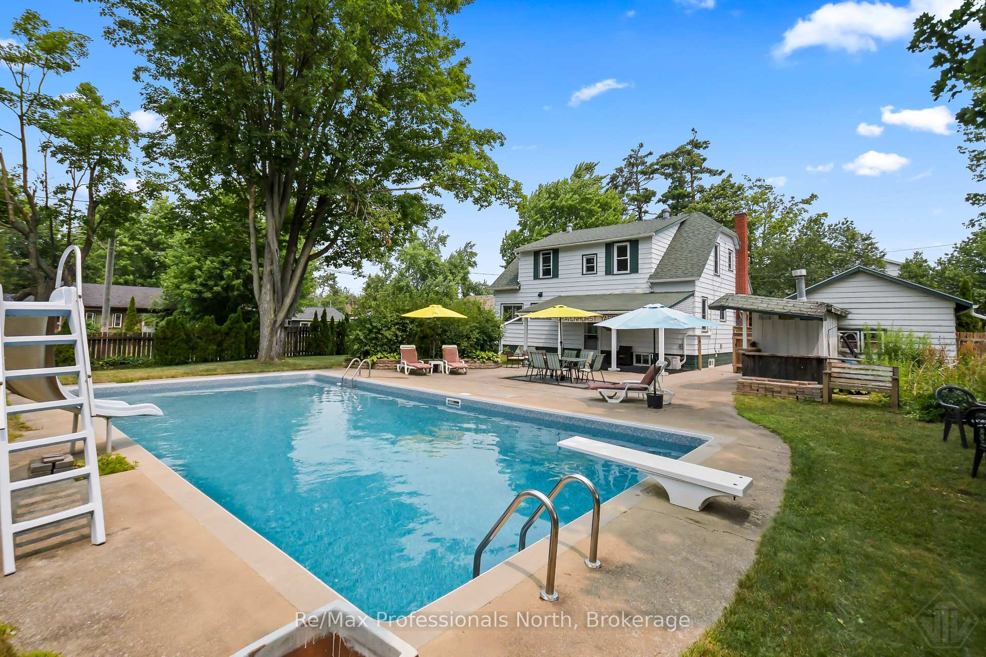 Photo 6 of 695 John Street N, Gravenhurst, Muskoka (S) — HOMEH