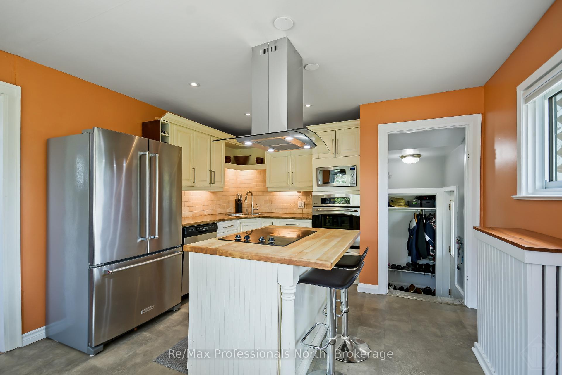 Photo 18 of 695 John Street N, Gravenhurst, Muskoka (S) — HOMEH