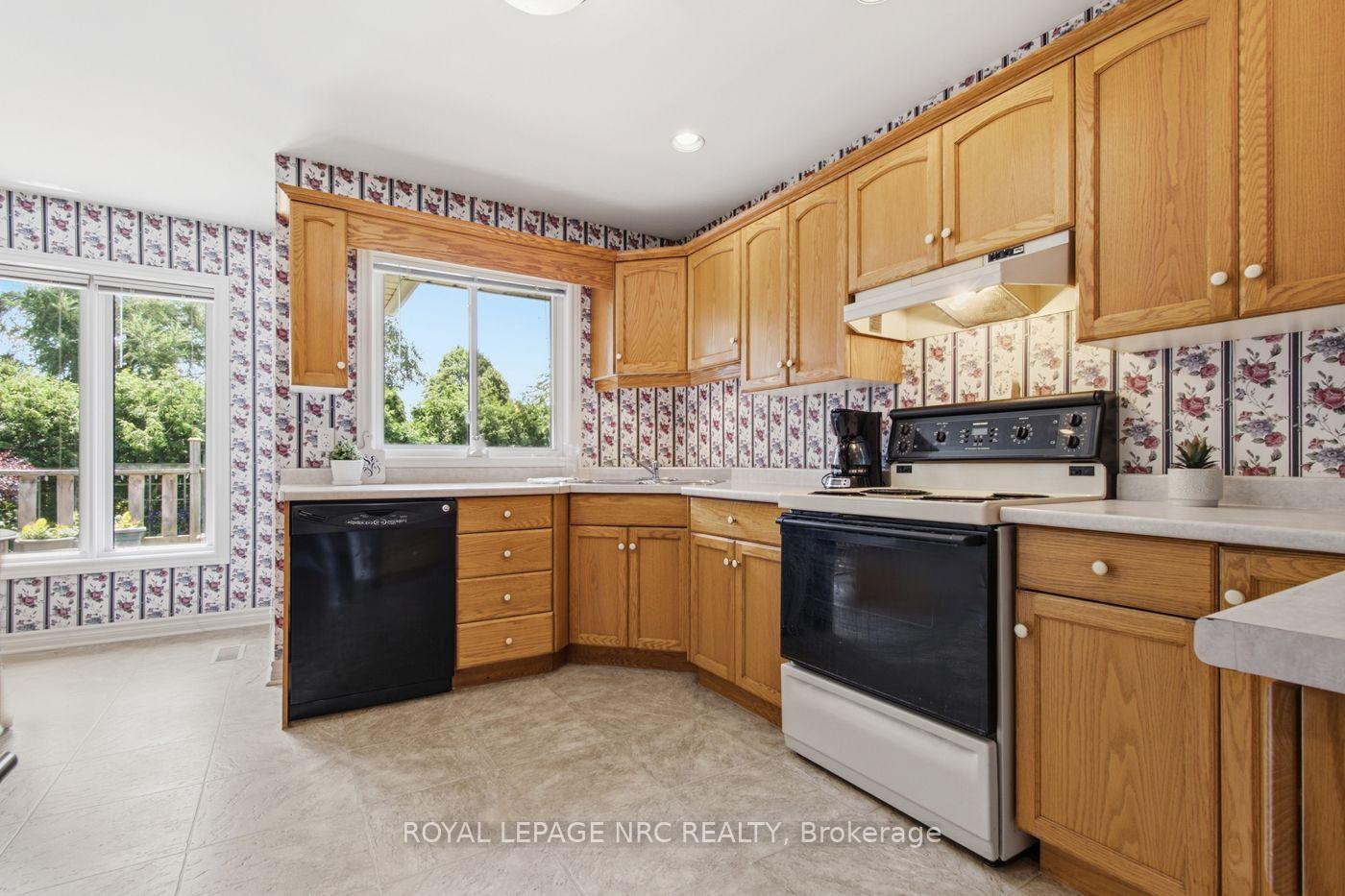 Photo 8 of 7690 Mount Carmel Boulevard, Niagara Falls, Mt. Carmel — HOMEH