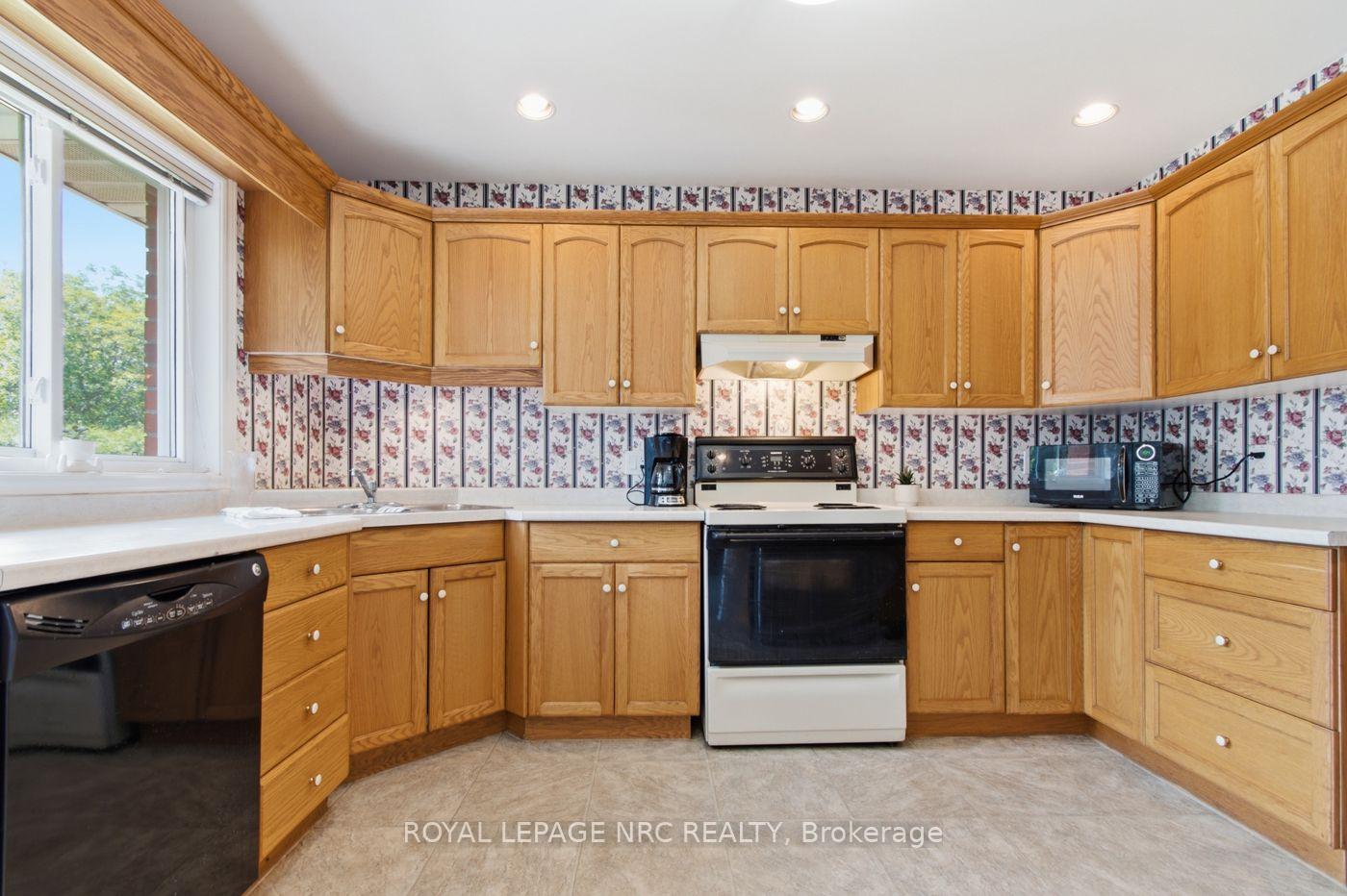 Photo 9 of 7690 Mount Carmel Boulevard, Niagara Falls, Mt. Carmel — HOMEH
