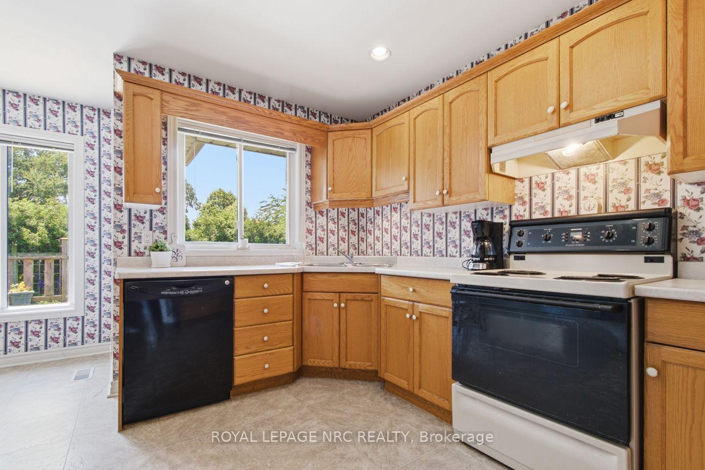 Photo 10 of 7690 Mount Carmel Boulevard, Niagara Falls, Mt. Carmel — HOMEH
