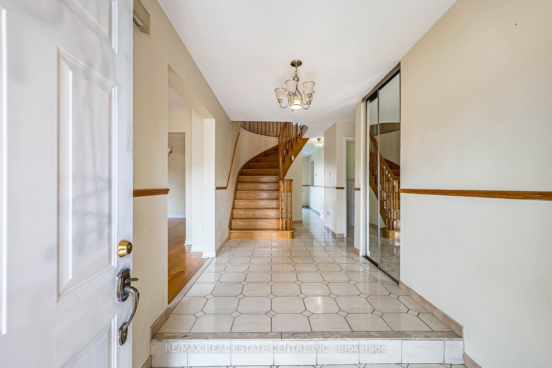 Photo 3 of 42 Lafleur Court, Brampton, Fletcher's Creek South — HOMEH