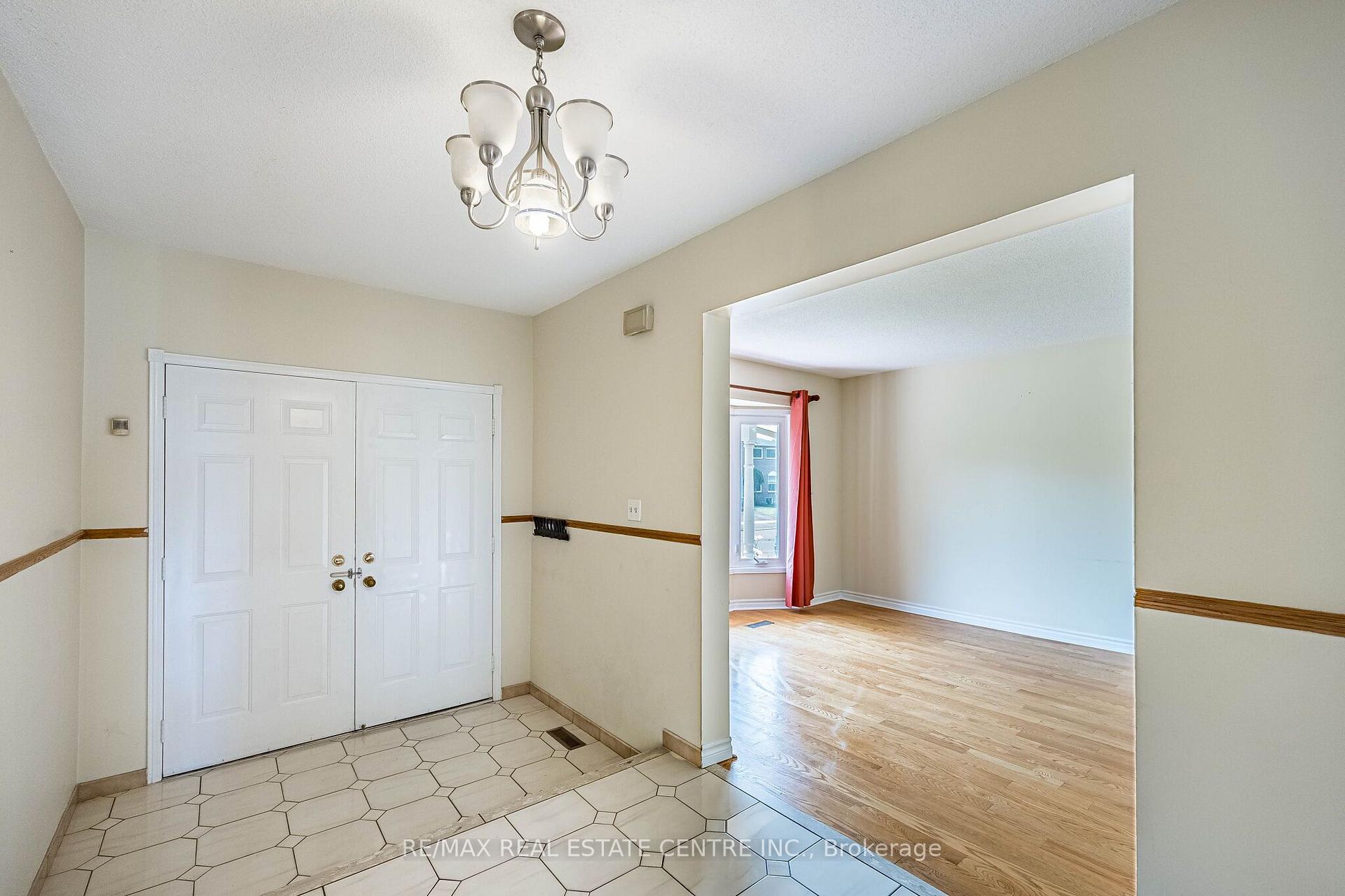 Photo 4 of 42 Lafleur Court, Brampton, Fletcher's Creek South — HOMEH