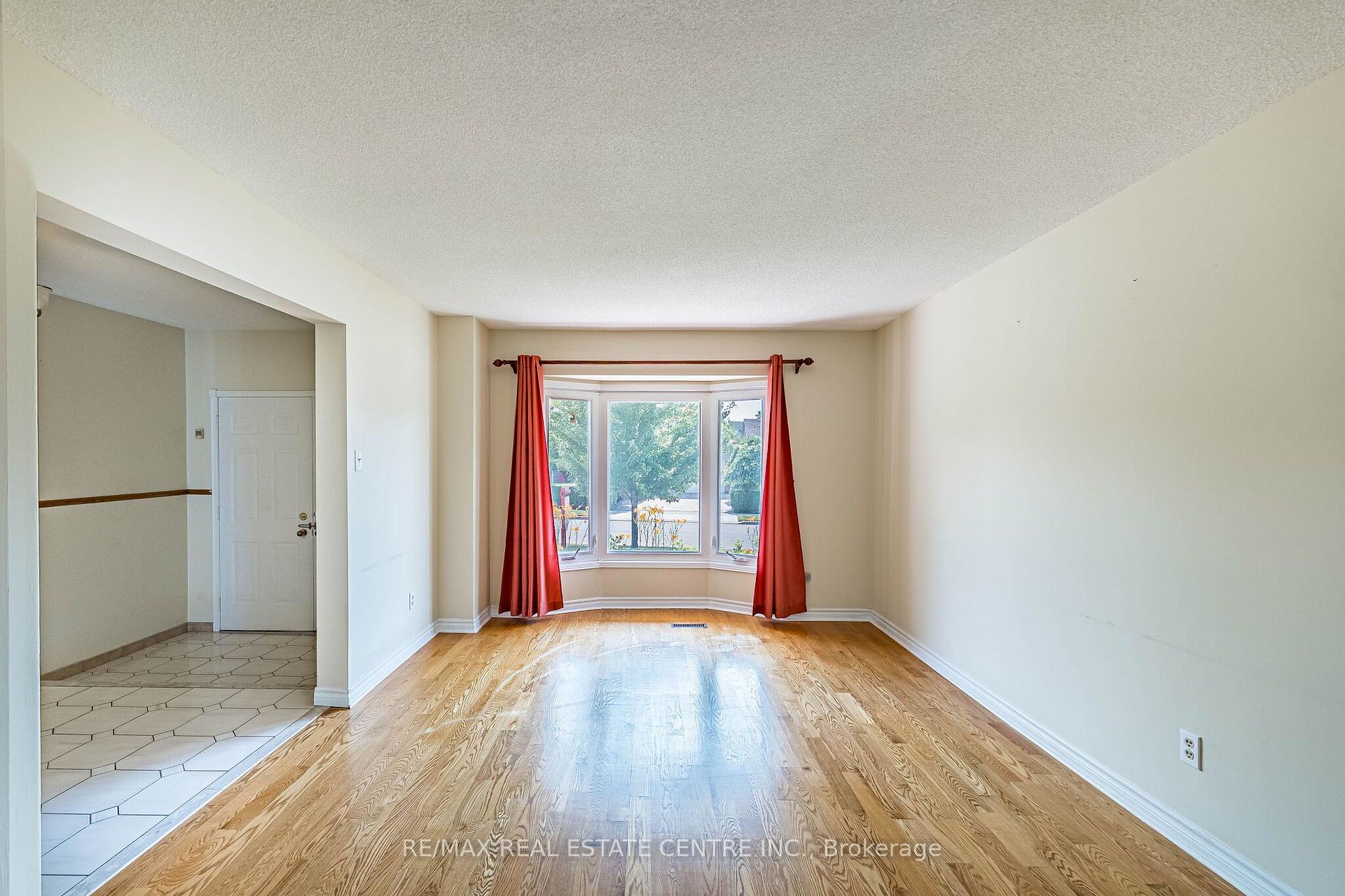 Photo 5 of 42 Lafleur Court, Brampton, Fletcher's Creek South — HOMEH