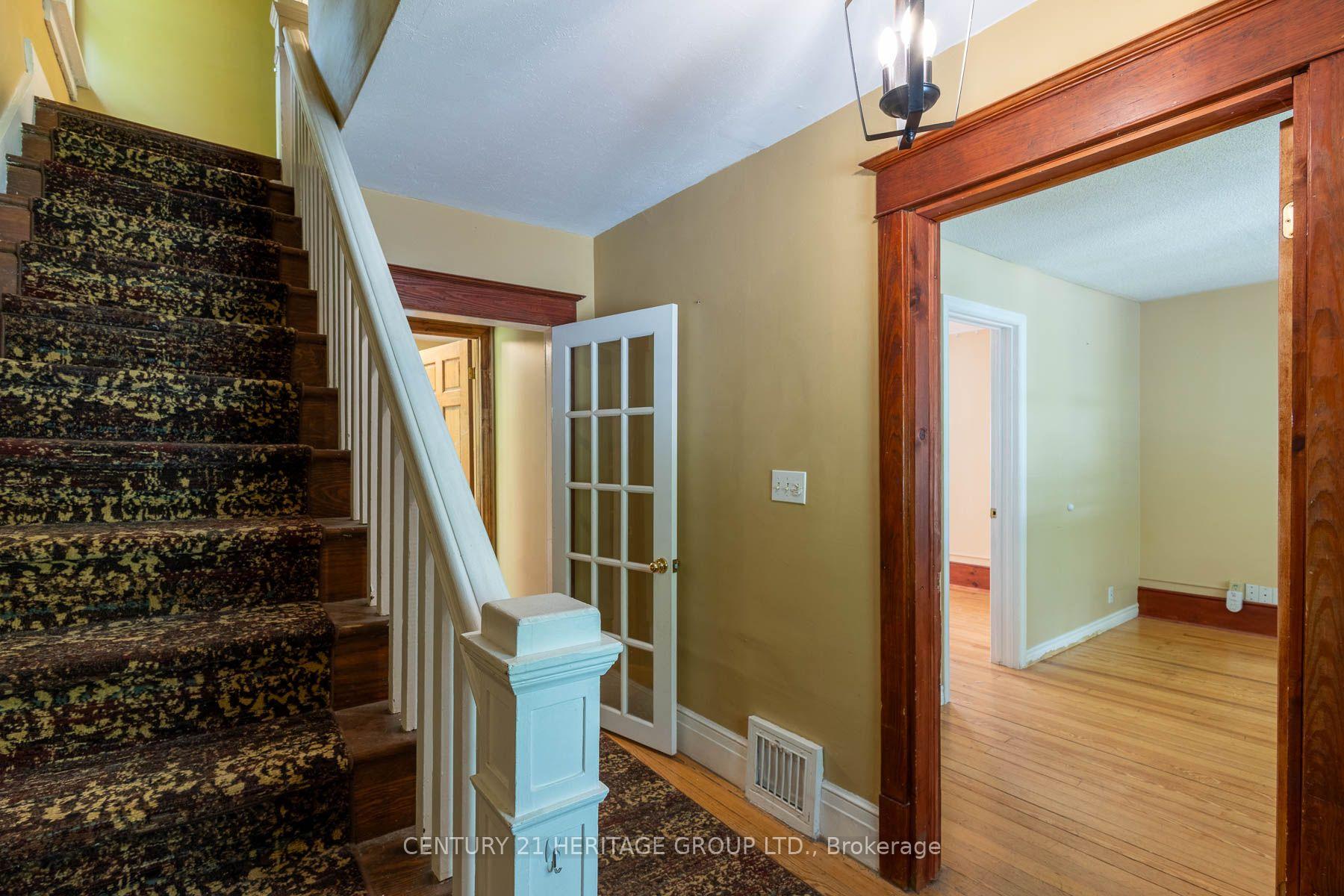 Photo 5 of 32 Rousseaux Street, Hamilton, Ancaster — HOMEH