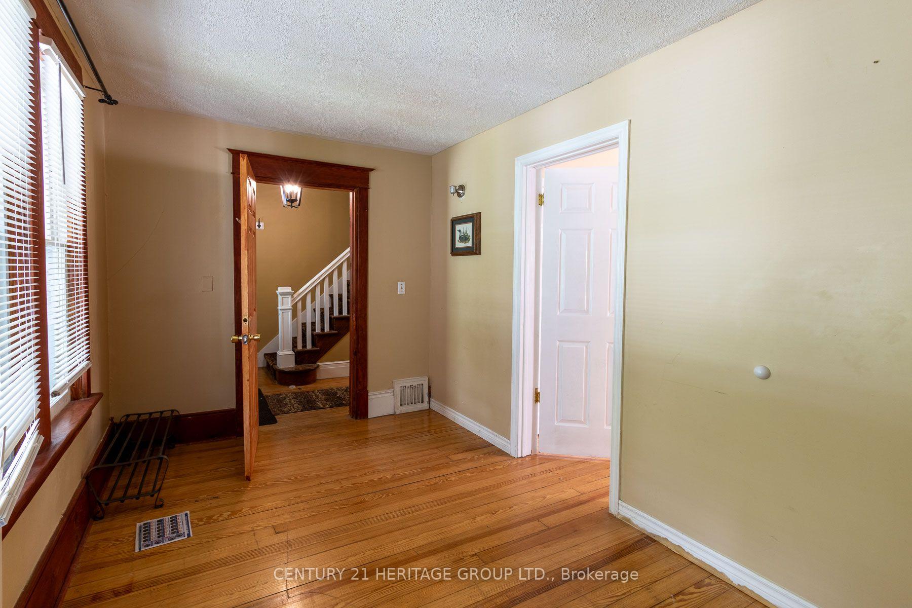 Photo 7 of 32 Rousseaux Street, Hamilton, Ancaster — HOMEH