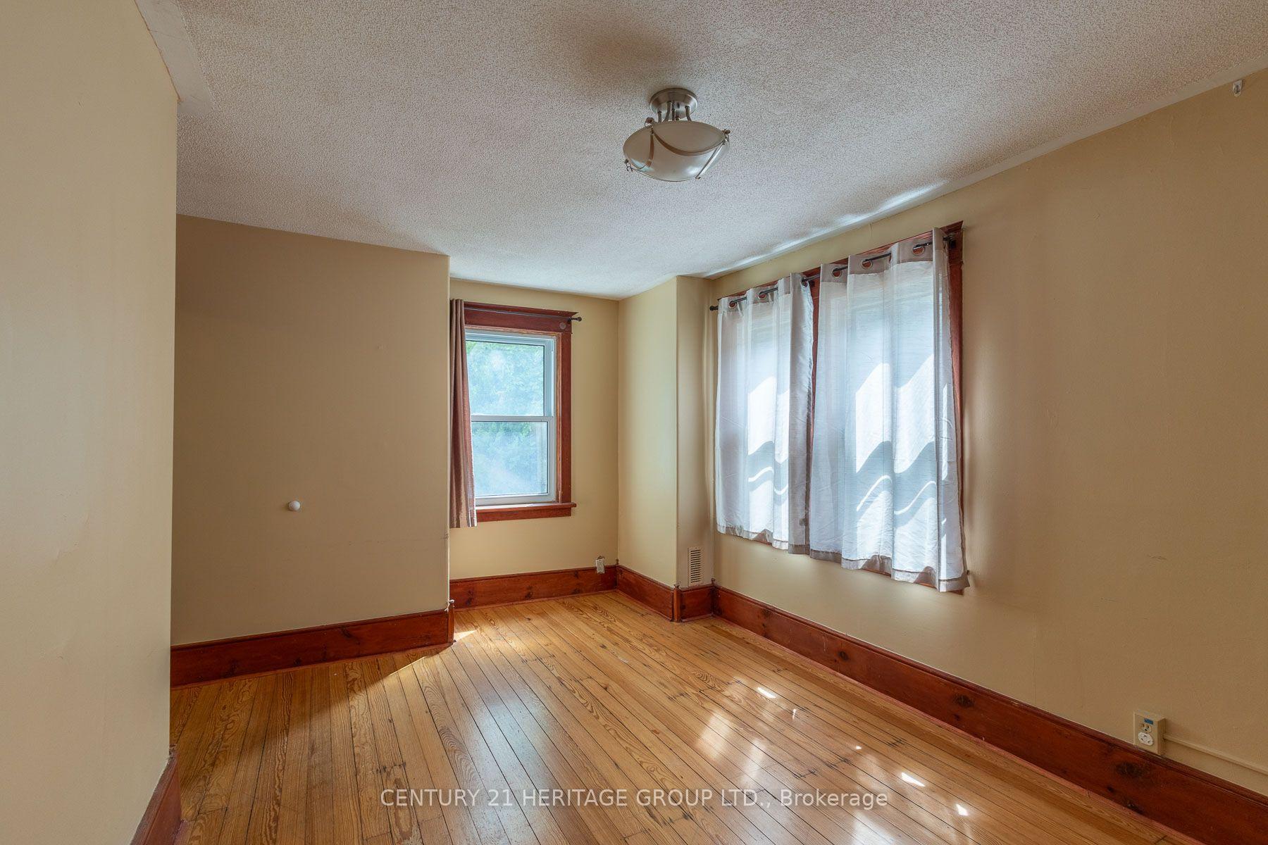 Photo 8 of 32 Rousseaux Street, Hamilton, Ancaster — HOMEH