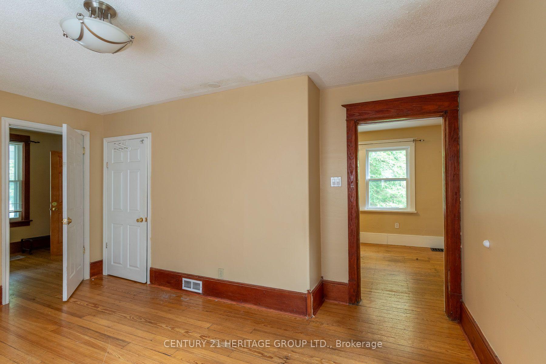 Photo 10 of 32 Rousseaux Street, Hamilton, Ancaster — HOMEH