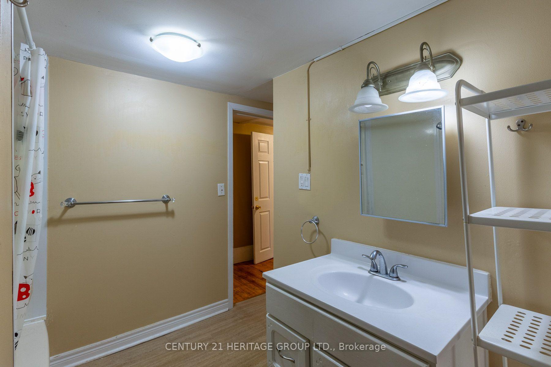 Photo 26 of 32 Rousseaux Street, Hamilton, Ancaster — HOMEH