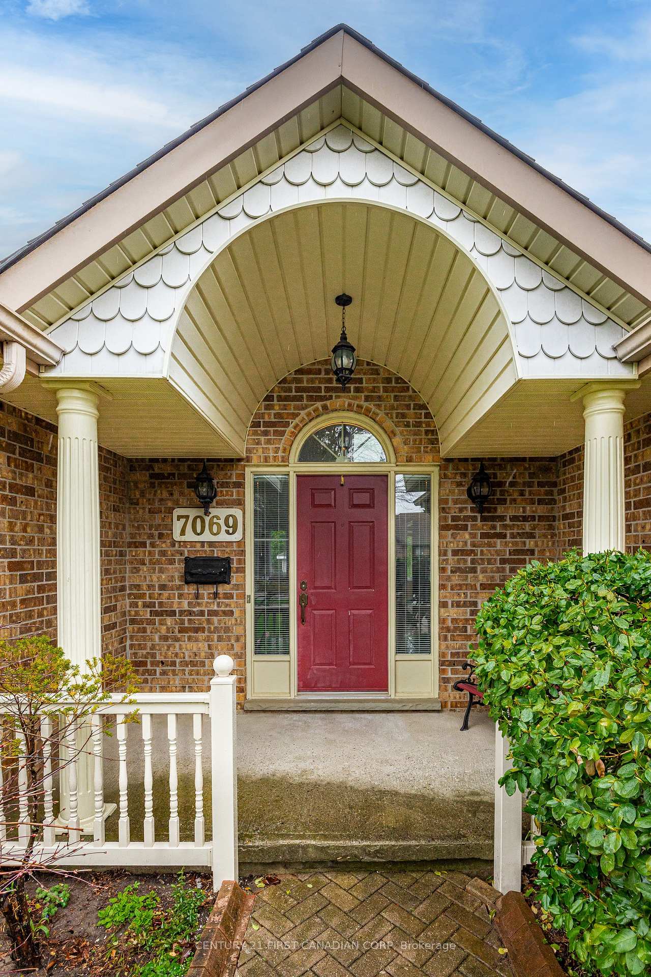 Photo 4 of 7069 Diane Crescent, London, South V — HOMEH