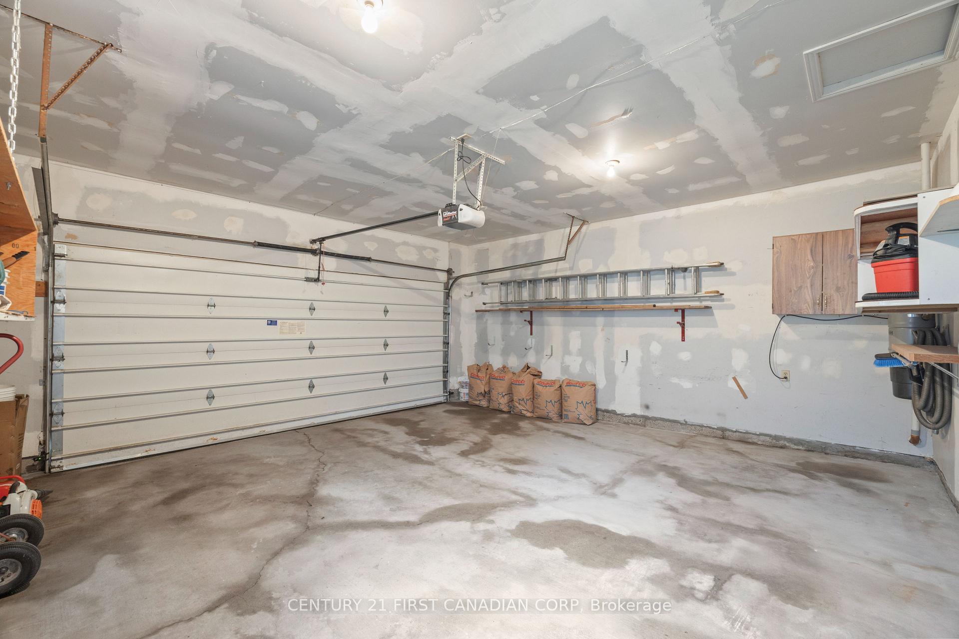Photo 38 of 7069 Diane Crescent, London, South V — HOMEH