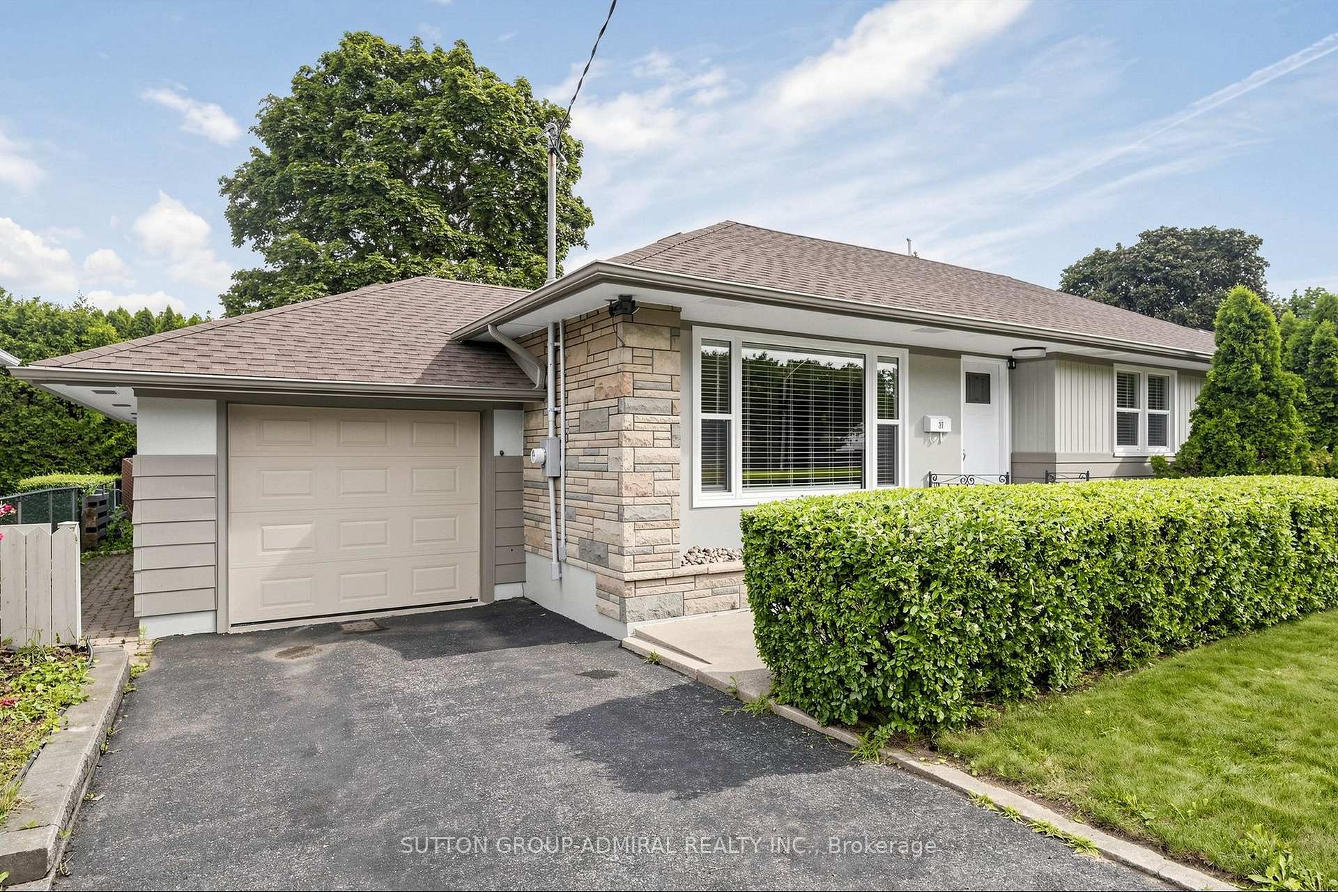 Photo 2 of 27 Patricia Drive, St. Catharines, Carlton/Bunting — HOMEH