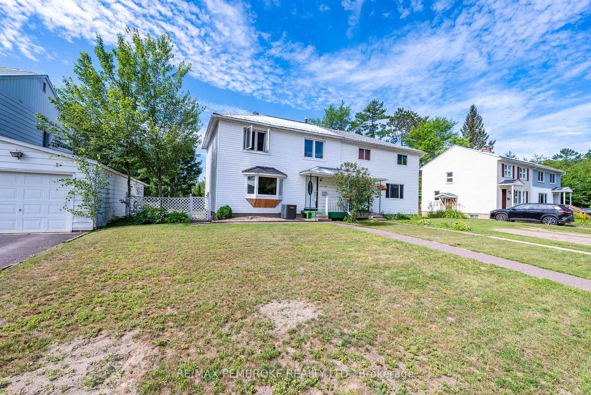 Photo 2 of 117 Algonquin Street, Deep River, Deep River — HOMEH