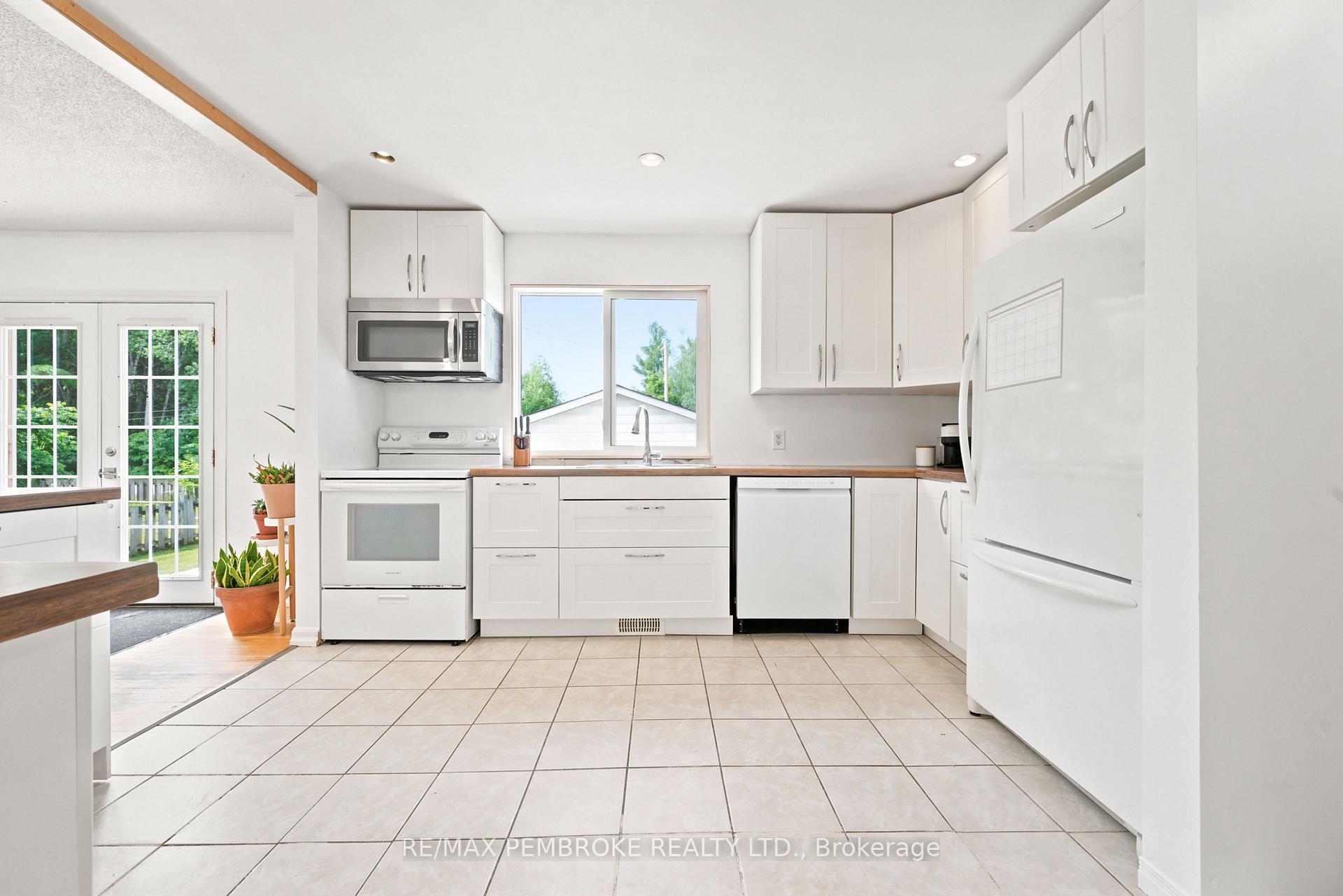 Photo 4 of 117 Algonquin Street, Deep River, Deep River — HOMEH