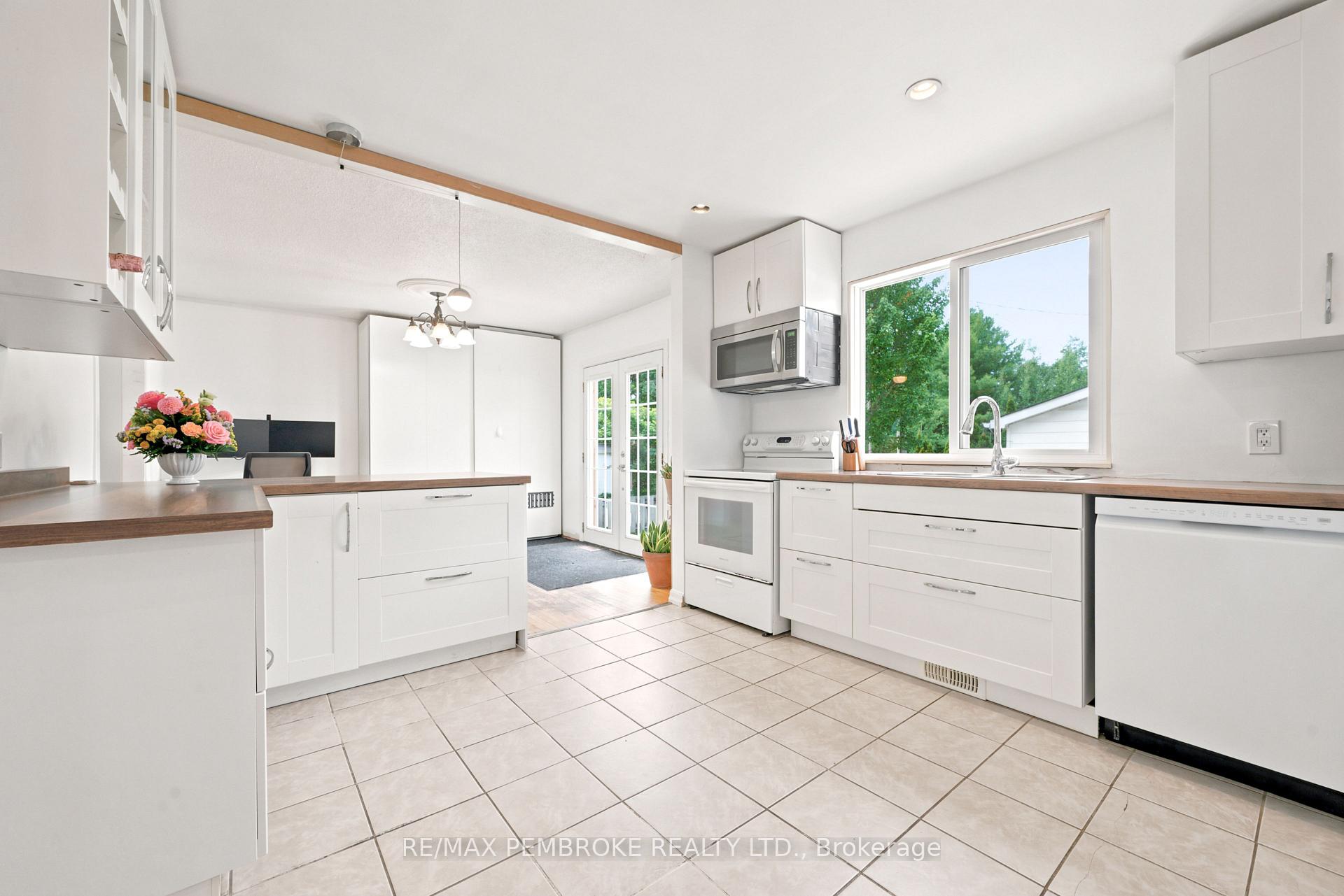 Photo 5 of 117 Algonquin Street, Deep River, Deep River — HOMEH