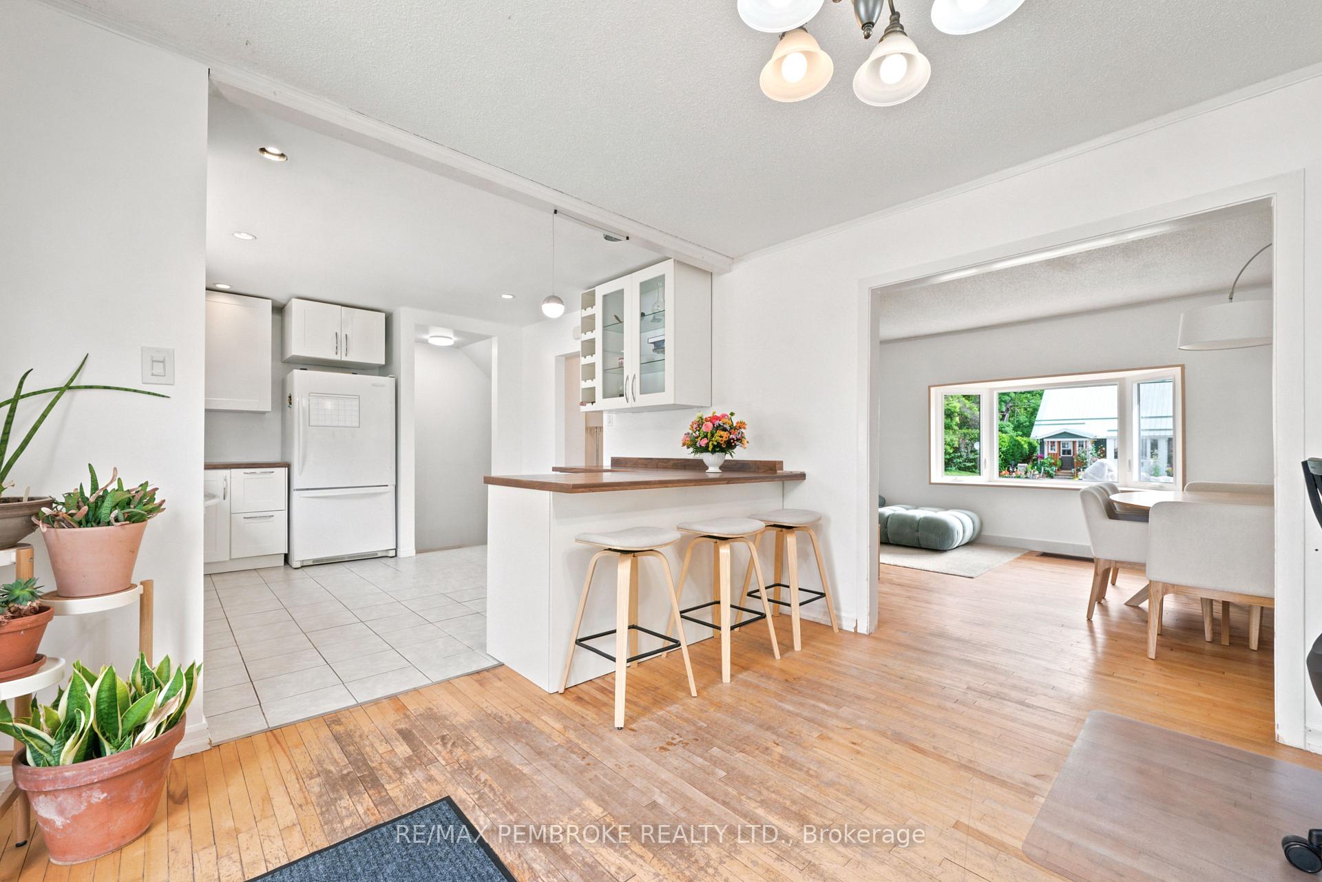 Photo 9 of 117 Algonquin Street, Deep River, Deep River — HOMEH