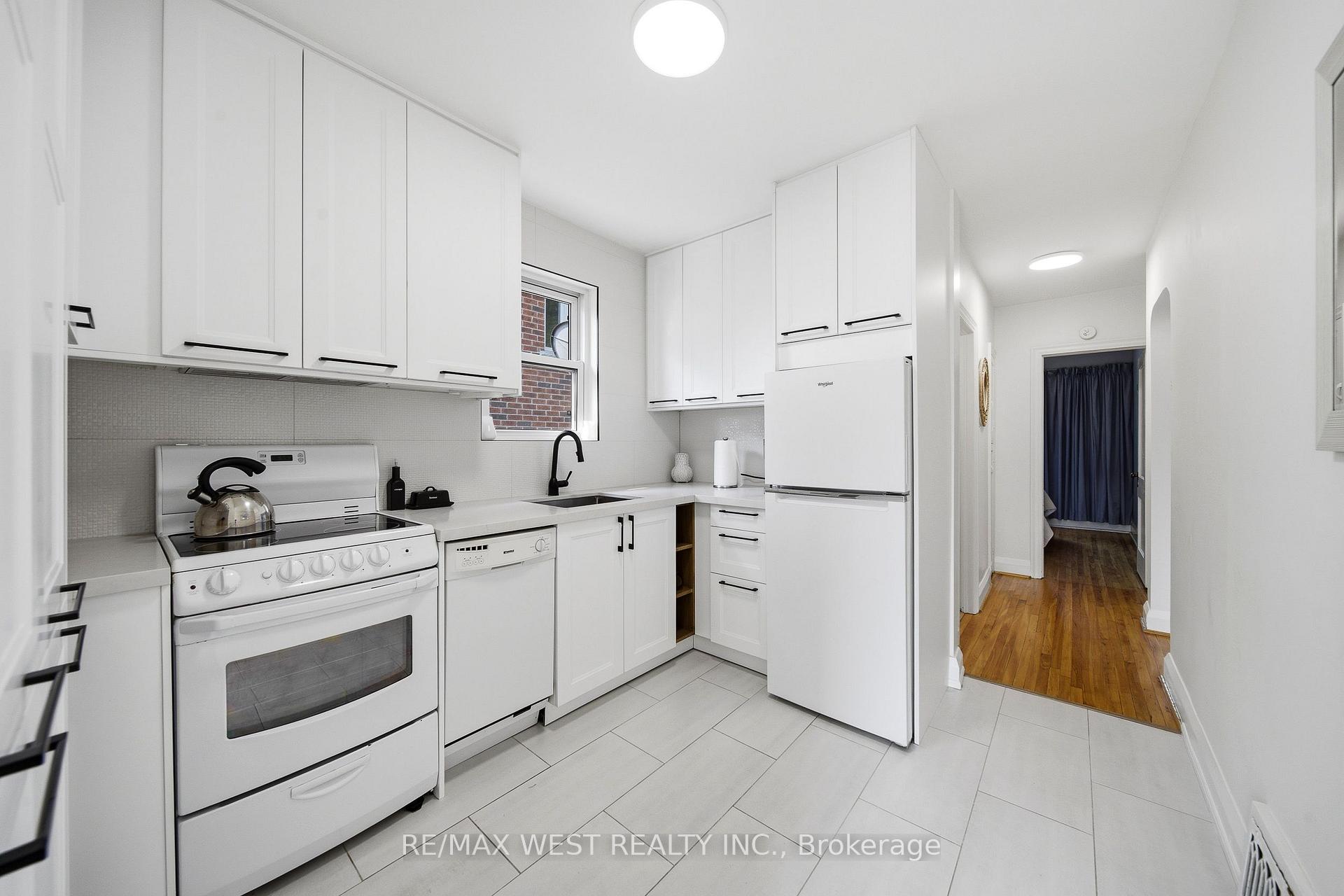 Photo 2 of 28 Aldgate Avenue, Etobicoke, Stonegate-Queensway — HOMEH