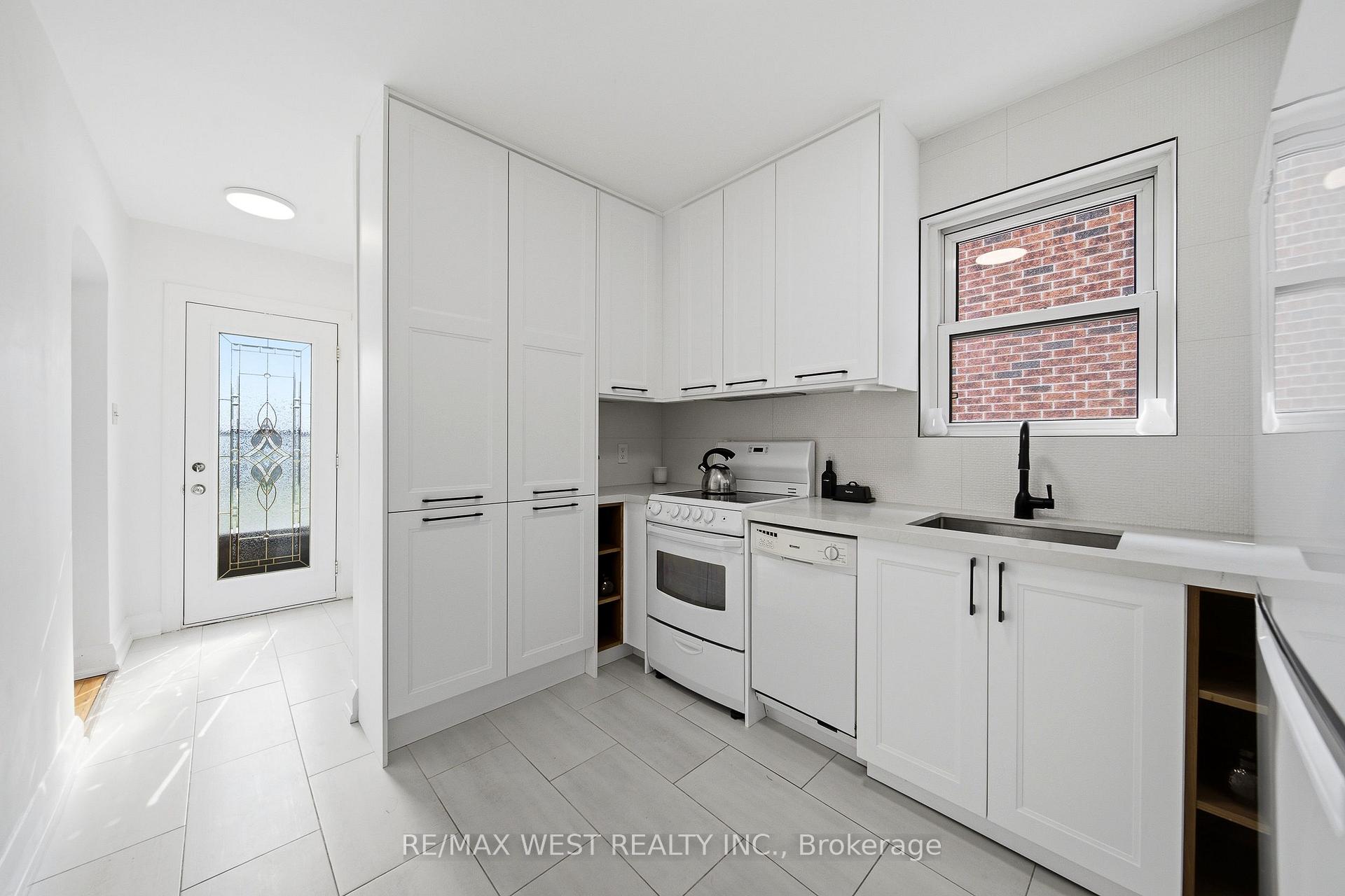 Photo 3 of 28 Aldgate Avenue, Etobicoke, Stonegate-Queensway — HOMEH