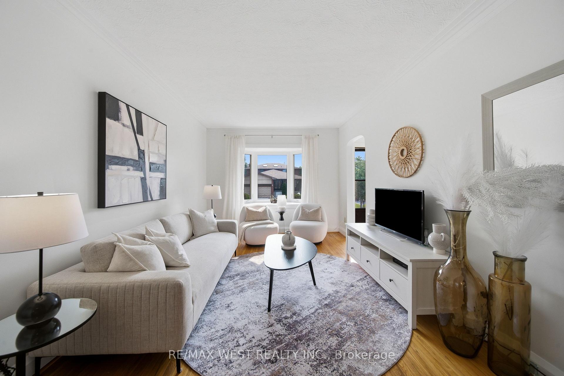 Photo 4 of 28 Aldgate Avenue, Etobicoke, Stonegate-Queensway — HOMEH