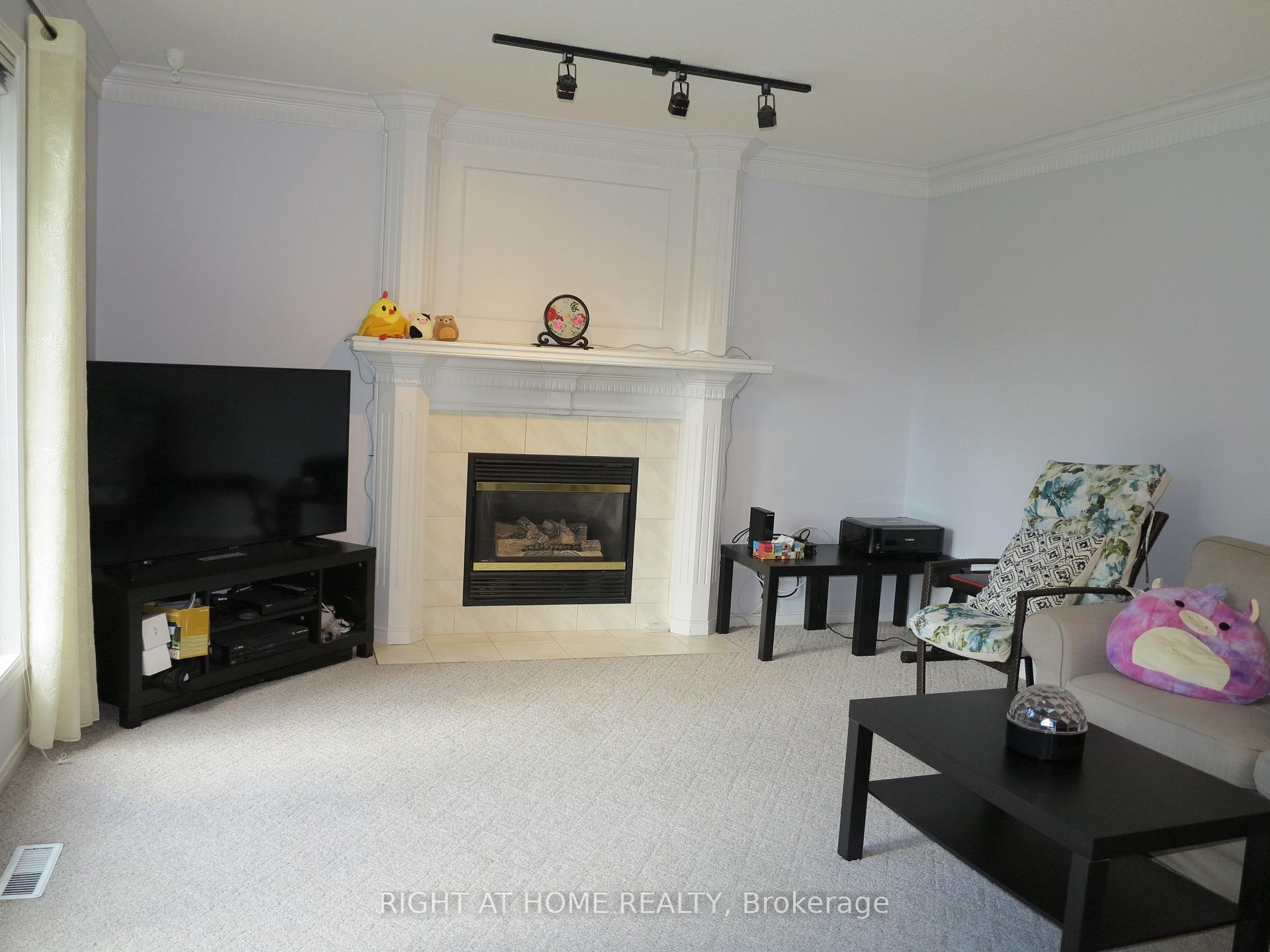 Photo 11 of 35 Moraine Crescent, London, North A — HOMEH